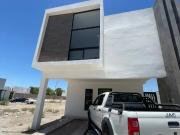 CASA EN VENTA, RECAMARA PRINCIPAL CON BAÑO Y VESTIDOR