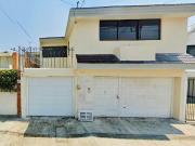 CASA EN VENTA REMODELADA 49 PONIENTE A PIE DE CALLE...