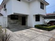 Casa en VENTA remodelada con acabados MODERNOS, Urb....