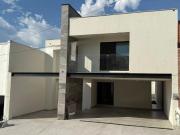 Casa en Venta Renovada en Contry La Silla 9o Sector