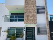 Casa en venta Residencial Magnolias, atrás de la plaza...