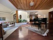 Casa en venta rodeada de jardín con vista al bosque