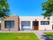 Casa en Venta Roldan 2 Dormitorios Pileta Jardin