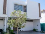Hermosa Casa en Santillana, Precio de OPORTUNIDAD!