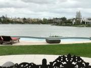 Casa en venta sobre la laguna en el Barrio Santa Barbara