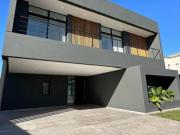 Casa en venta sobre lote interno con pileta de primera...