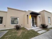 Casa en venta sobre lote interno en OPORTUNIDAD