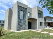 Casa en venta sobre lote interno en Puertos barrio Acacias