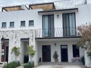 CASA EN VENTA – TORRE DE PIEDRA, JURIQUILLA con cuarto...