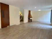 CASA EN VENTA TOTALMENTE REMODELADA. 45m2 de jardín...