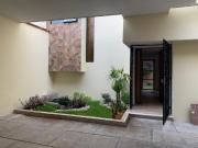 CASA EN VENTA TOTALMENTE REMODELADA. 45m2 de jardín...