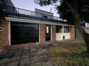 CASA EN VENTA TRES DORMI, QUINCHO Y PILETA