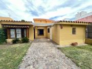 Casa en venta, tres dormitorios, en Barrio Jardín, pileta