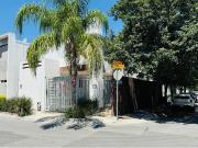 Casa en venta ubicada en esquina dentro del sector...