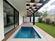 CASA EN VENTA UBICADA EN TEMOZÓN, CON PISCINA Y PANELES...