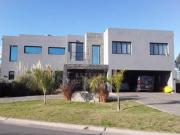 Casa de 3 dormitorios y pileta en venta, Barrio Cerrado,...