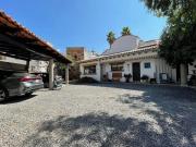 CASA EN VENTA UNA PLANTA CON AMPLIO JARDIN Y SALIDA A...