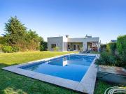 CASA EN VENTA UNA PLANTA CON PISCINA EN CANNING