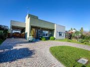 CASA EN VENTA UNA PLANTA CON PISCINA EN CANNING