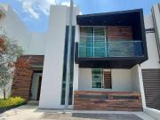 CASA DE AUTOR EN VENTA VISTAS ALTOZANO DE 3 NIVELES