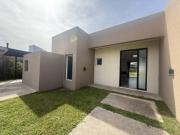 Casa en venta y alquiler anual sobre lote interno con...