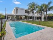 Casa en venta y alquiler en El Encuentro. Moderna y canchera