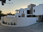 Casa en Venta y Renta con Alberca en Col. El Charro,...