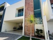 CASA EN VENTA Y RENTA CON ROOF GARDEN Y JARDÍN EN ZONA AZUL