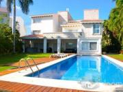 Casa en Venta y Renta de Lujo en Isla Dorada, Zona...
