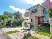 Casa en Venta y Renta en Cancun en Residencial Cumbres...