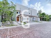 Casa en Venta y Renta en Cancún en Residencial Vía...