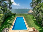 Casa en Venta y Renta frente a la laguna en Isla Dorada