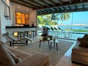 CASA EN VENTA ZONA HOTELERA FRENTE A LAGUNA