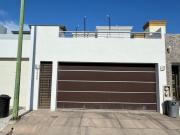 Casa en Venta Zona Norte en Porta Fe frente a Parque