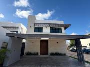 Casa en Venta/Renta, 4 Rec?maras, 2 Niveles, Piscina,...