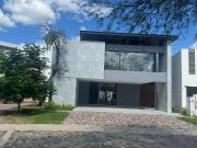 CASA EN VENTA/RENTA AMUEBLADA