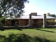 Casa en Villa Rumipal sobre ruta principal de ingreso