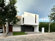 CASA EN VENTA EN MÉRIDA EN PRIVADA SOLUNA, TEMOZÓN NORTE
