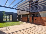 Casa en vta de 3 dorm, escritorio, cochera doble,...