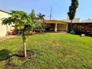 Casa en zona dorada con enorme jardín