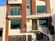 CASA EN ZONA PLATEADA CON AMPLIO JARDÍN EN MINA REAL