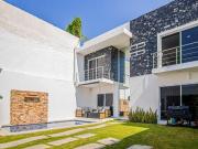 ¡CASA EQUIPADA CON ALBERCA Y JARDÍN PROPIO, A 5 MIN. DE...