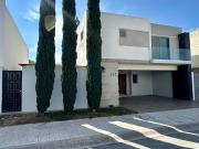 Casa equipada con amplio patio en venta en Misiones VII