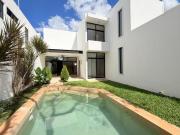 Casa equipada dentro de privada con alberca, con paneles...