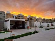 Casa equipada, dentro de privada en zona norte