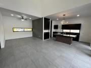Casa equipada y con piscina de dos pisos, en venta