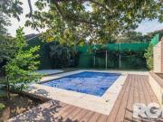 Casa espaçosa com 3 dormitórios, pátio com piscina e 4 vagas