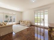 Casa espaÃ§osa com escritÃ³rio e salÃ£o de festas em rua...