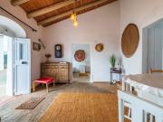 Casa espaçosa com grande terraço no telhado, jardim e...