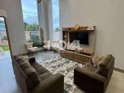 Casa Espaçosa com Pé Direito Alto e Churrasqueira...